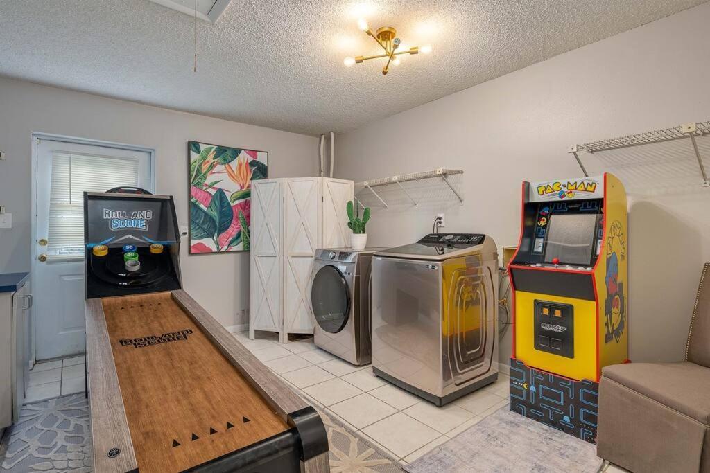 King Bed Suite, Fireside Hot Tub, Gameroom Auburndale Exterior photo