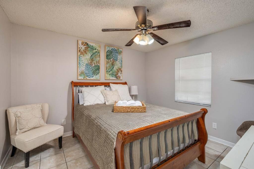 King Bed Suite, Fireside Hot Tub, Gameroom Auburndale Exterior photo