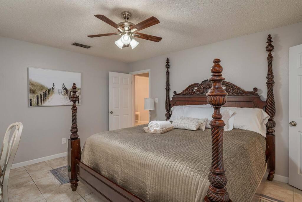 King Bed Suite, Fireside Hot Tub, Gameroom Auburndale Exterior photo